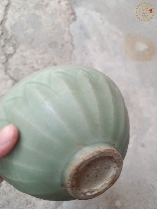 古玩陶瓷龍泉青瓷刻仰蓮紋碗真品鑒賞圖