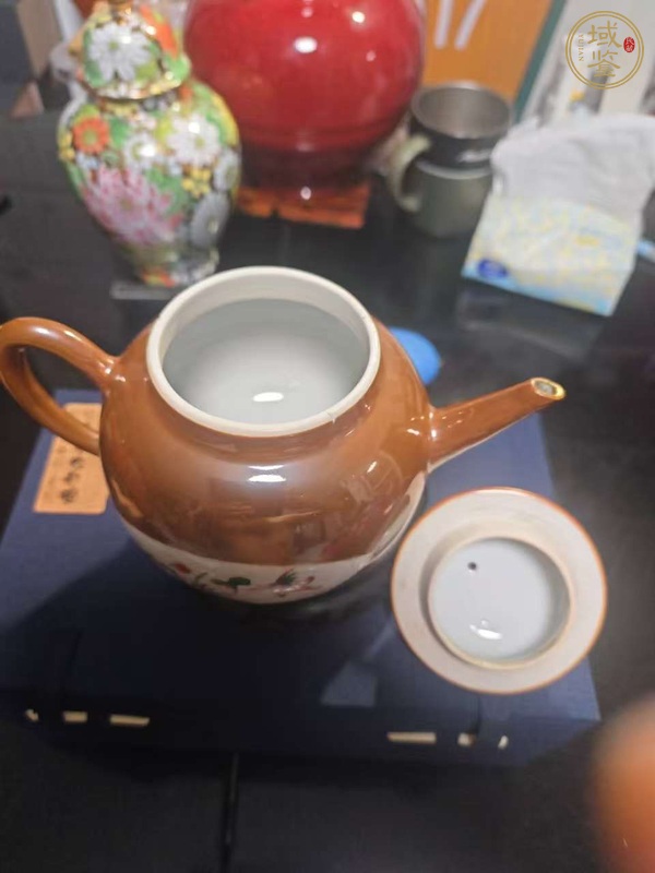 古玩陶瓷康熙紫金釉開窗五彩壺真品鑒賞圖