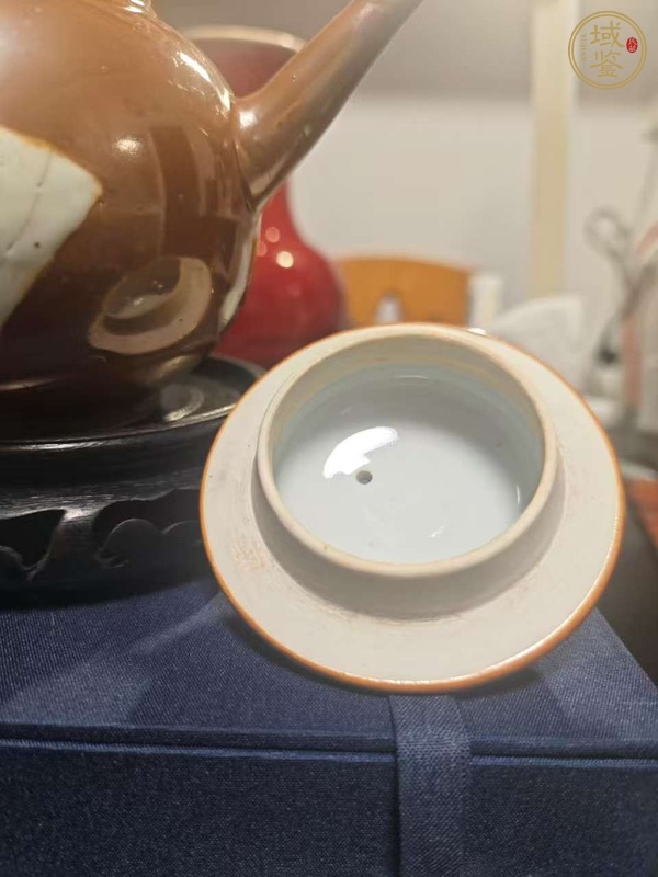 古玩陶瓷康熙紫金釉開窗五彩壺真品鑒賞圖