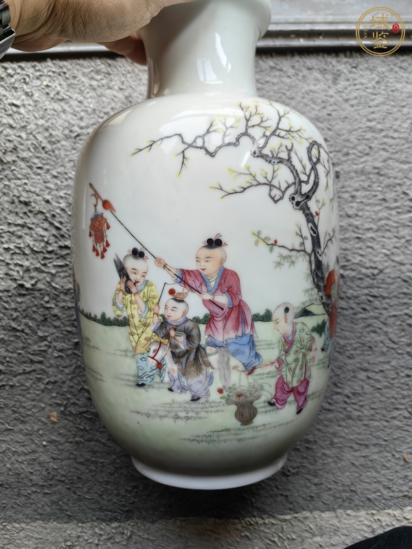 古玩民國五子登科庭院嬰戲紋粉彩賞瓶真品鑒賞圖