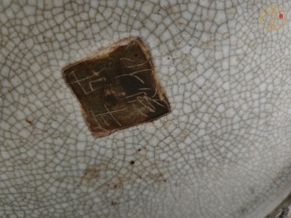 古玩陶瓷哥釉地鐵銹釉龍紋瓶真品鑒賞圖