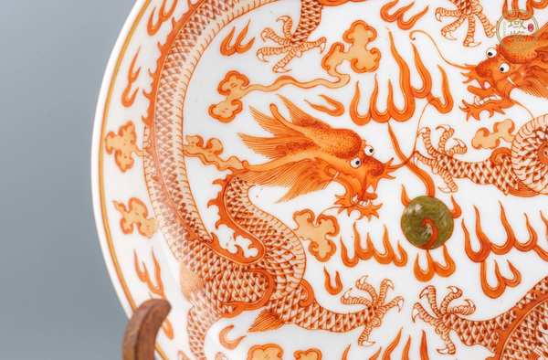 古玩陶瓷礬紅雙龍盤真品鑒賞圖