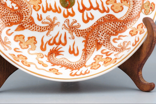 古玩陶瓷礬紅雙龍盤真品鑒賞圖