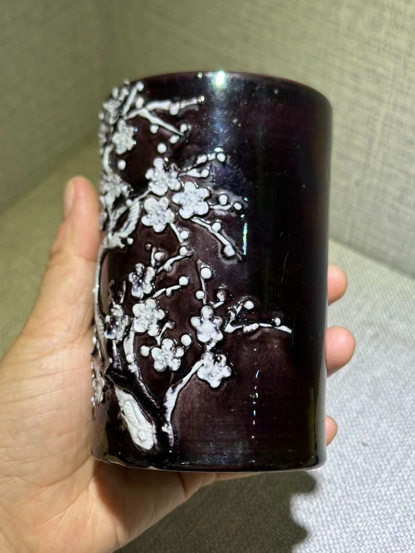 古玩陶瓷清中·茄皮紫堆塑筆筒拍賣(mài)，當(dāng)前價(jià)格5500元