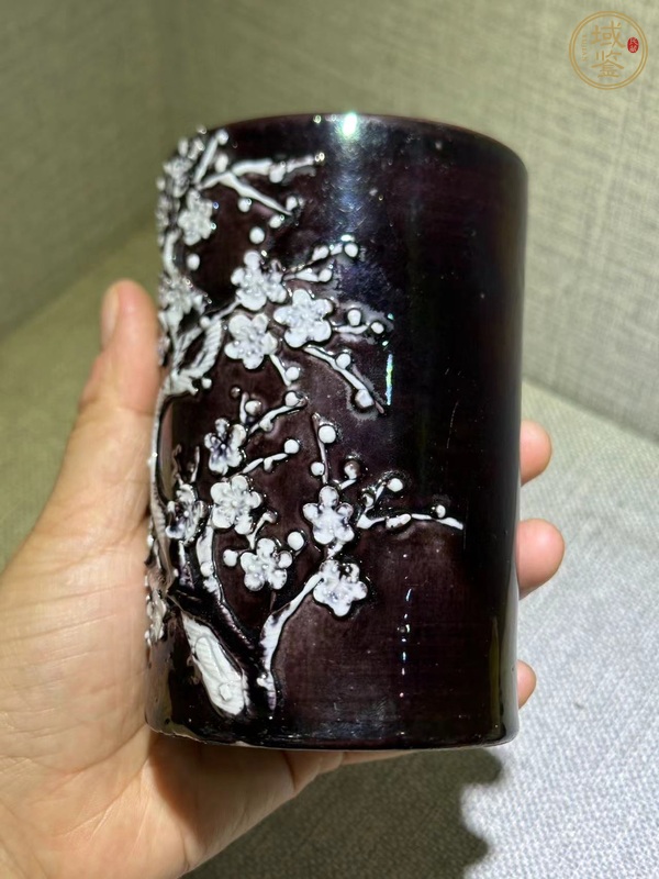 古玩陶瓷清中·茄皮紫堆塑筆筒真品鑒賞圖