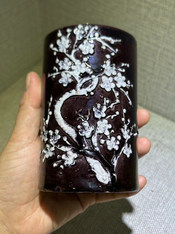 古玩陶瓷清中·茄皮紫堆塑筆筒拍賣(mài)，當(dāng)前價(jià)格5500元