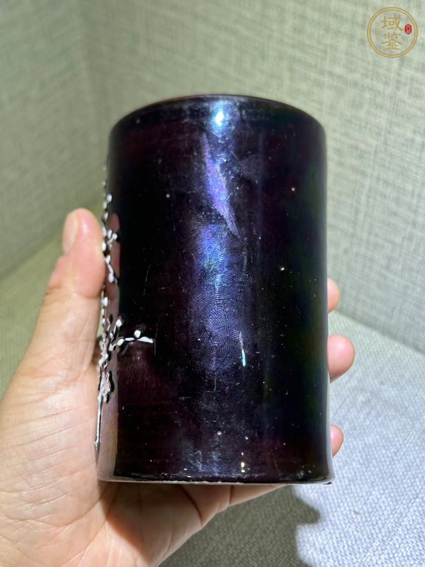 古玩陶瓷清中·茄皮紫堆塑筆筒真品鑒賞圖