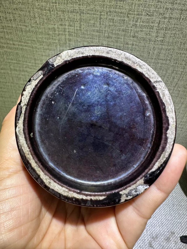 古玩陶瓷清中·茄皮紫堆塑筆筒拍賣(mài)，當(dāng)前價(jià)格5500元