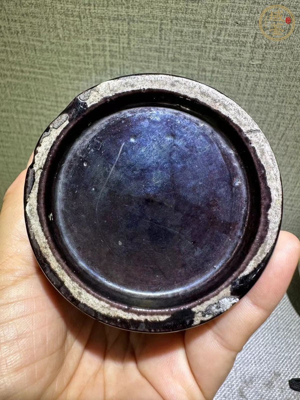 古玩陶瓷清中·茄皮紫堆塑筆筒真品鑒賞圖