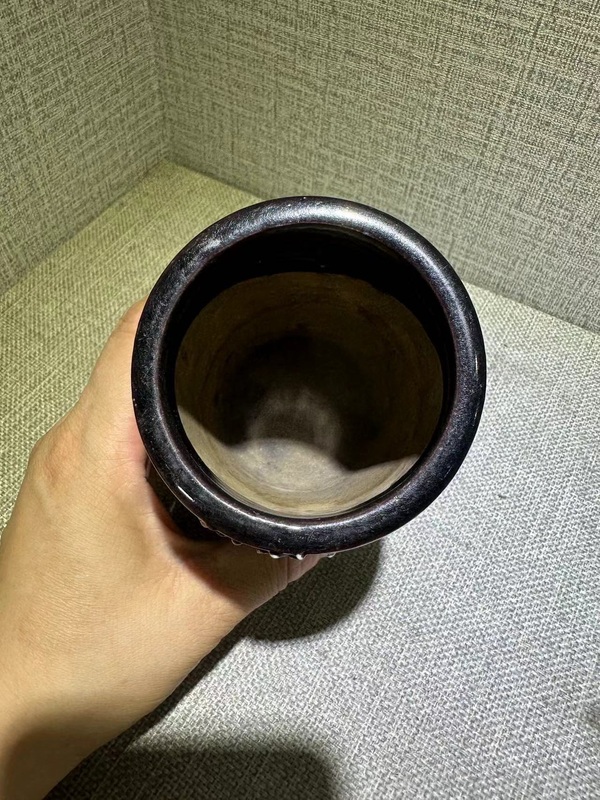 古玩陶瓷清中·茄皮紫堆塑筆筒拍賣(mài)，當(dāng)前價(jià)格5500元