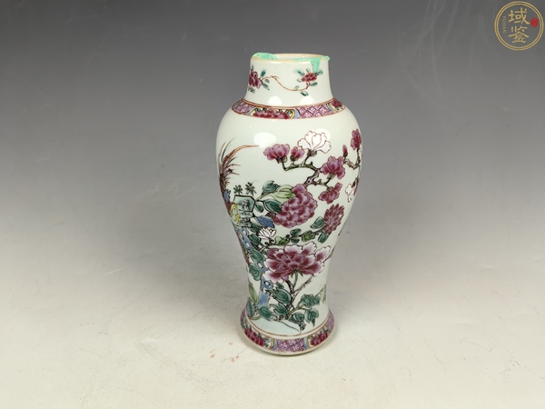 古玩轉(zhuǎn)賣(mài)雍正錦雞牡丹花卉紋賞瓶拍賣(mài)，當(dāng)前價(jià)格0元