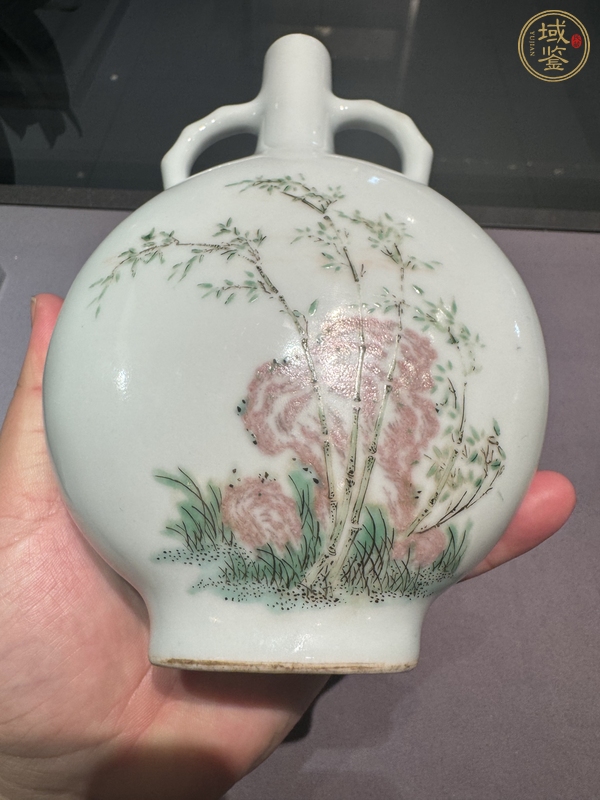 古玩陶瓷五彩釉里紅洞石花卉抱月瓶真品鑒賞圖