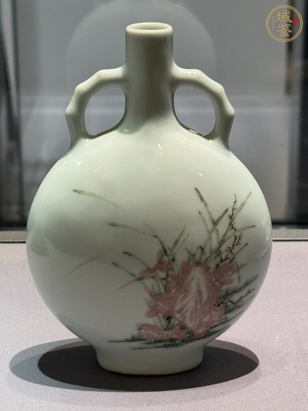 古玩陶瓷五彩釉里紅洞石花卉抱月瓶真品鑒賞圖
