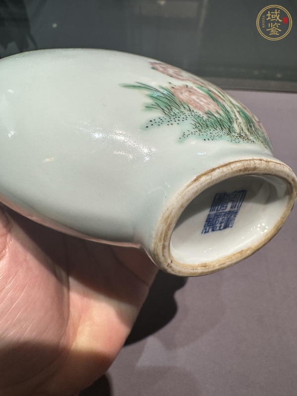 古玩陶瓷五彩釉里紅洞石花卉抱月瓶真品鑒賞圖