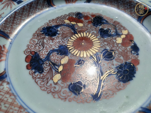 古玩陶瓷青釉礬紅彩描金花卉紋盤真品鑒賞圖