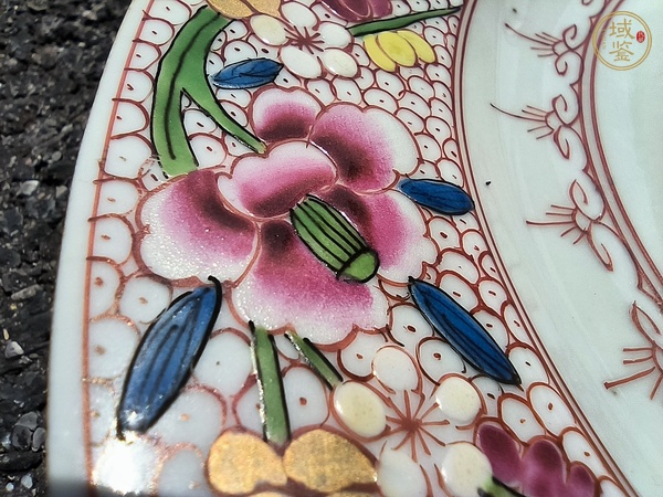 古玩陶瓷花卉紋粉彩盤真品鑒賞圖