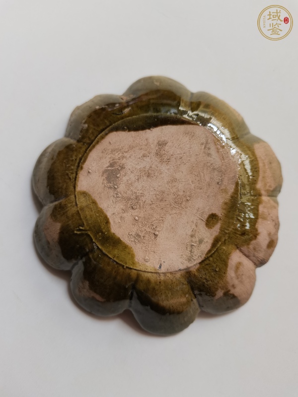 古玩陶瓷綠吉州花卉紋葵口碟真品鑒賞圖