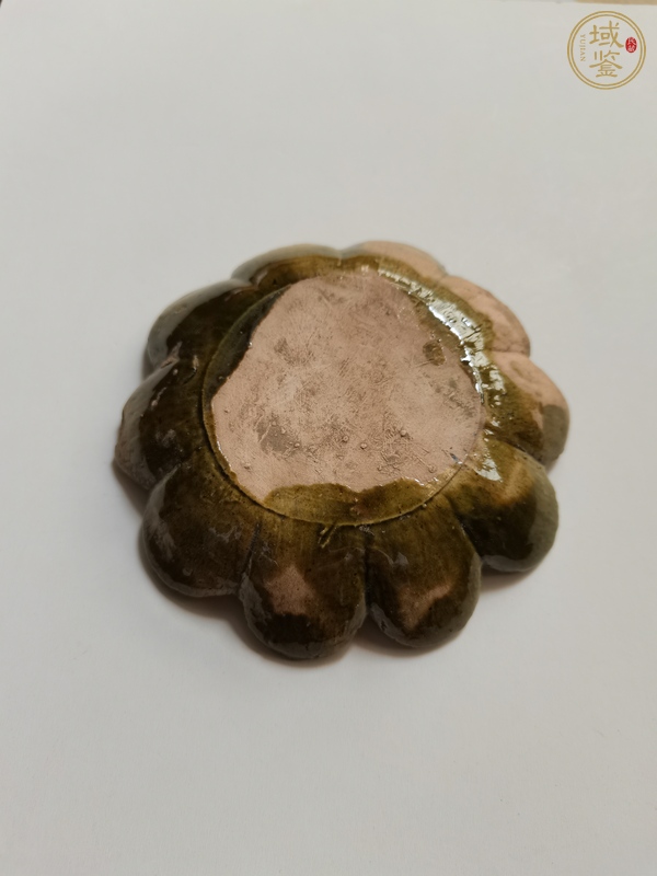 古玩陶瓷綠吉州花卉紋葵口碟真品鑒賞圖