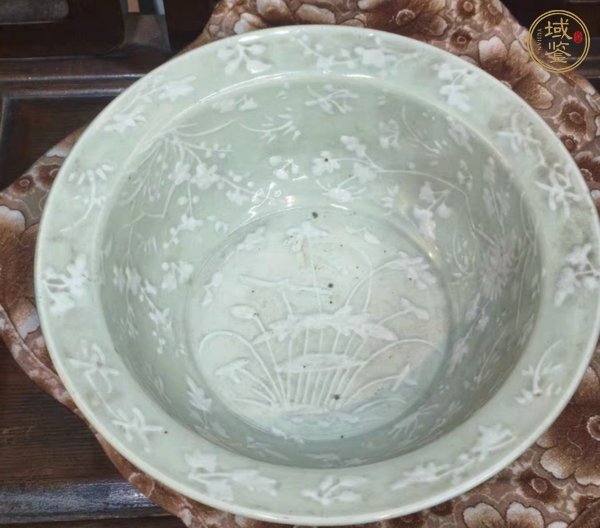 古玩陶瓷晚清豆青堆白折沿盆真品鑒賞圖