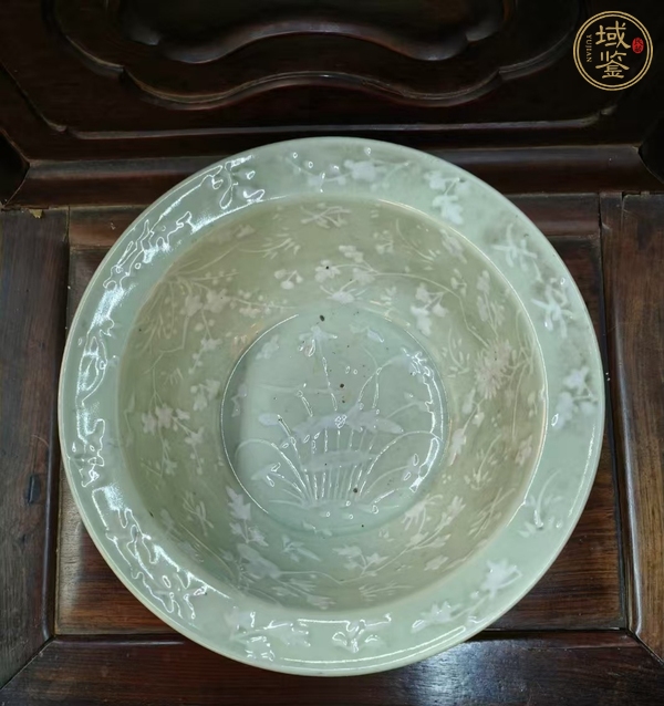 古玩陶瓷晚清豆青堆白折沿盆真品鑒賞圖