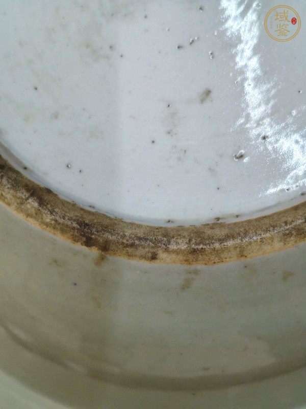古玩陶瓷晚清豆青堆白折沿盆真品鑒賞圖
