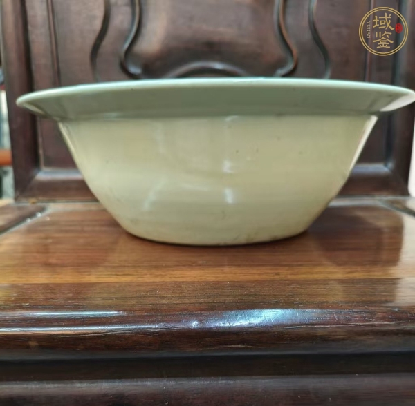 古玩陶瓷晚清豆青堆白折沿盆真品鑒賞圖