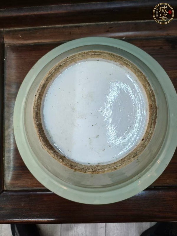古玩陶瓷晚清豆青堆白折沿盆真品鑒賞圖