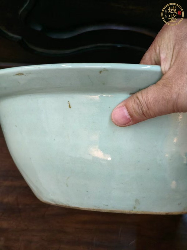 古玩陶瓷晚清豆青堆白折沿盆真品鑒賞圖