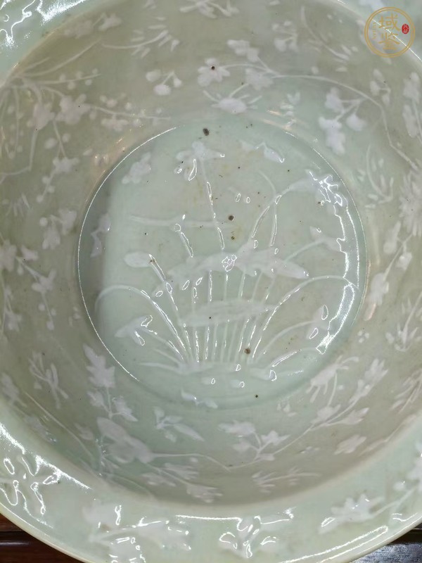 古玩陶瓷晚清豆青堆白折沿盆真品鑒賞圖