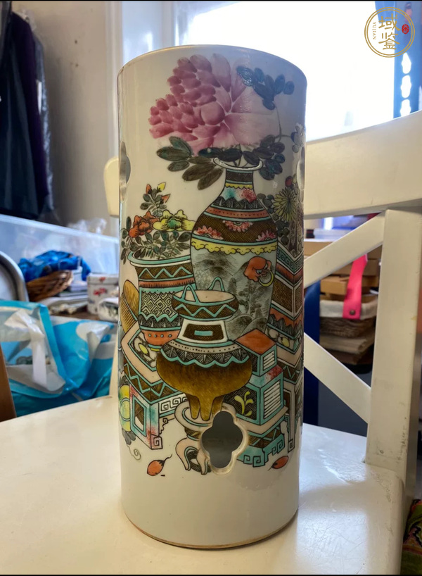 古玩陶瓷晚清淺降彩博古圖開窗帽筒真品鑒賞圖