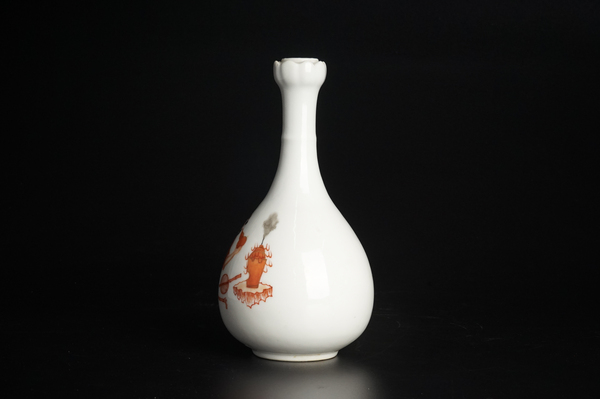 古玩陶瓷民國(guó)·礬紅墨彩羅漢紋蒜頭瓶拍賣，當(dāng)前價(jià)格0元