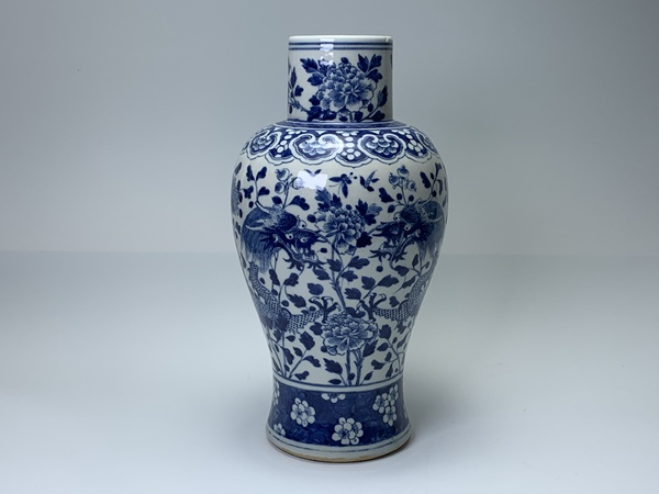 古玩陶瓷清晚期·青花雙龍穿花紋觀音瓶拍賣，當(dāng)前價(jià)格0元