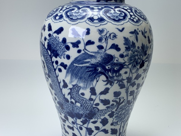 古玩陶瓷清晚期·青花雙龍穿花紋觀音瓶拍賣，當(dāng)前價(jià)格0元