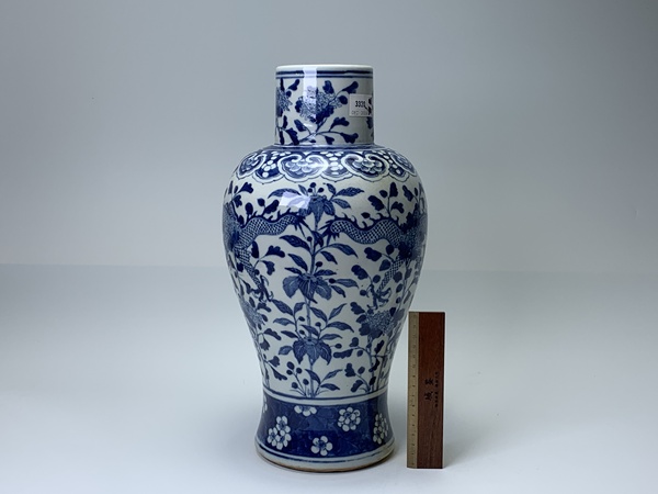 古玩陶瓷清晚期·青花雙龍穿花紋觀音瓶拍賣，當(dāng)前價(jià)格0元