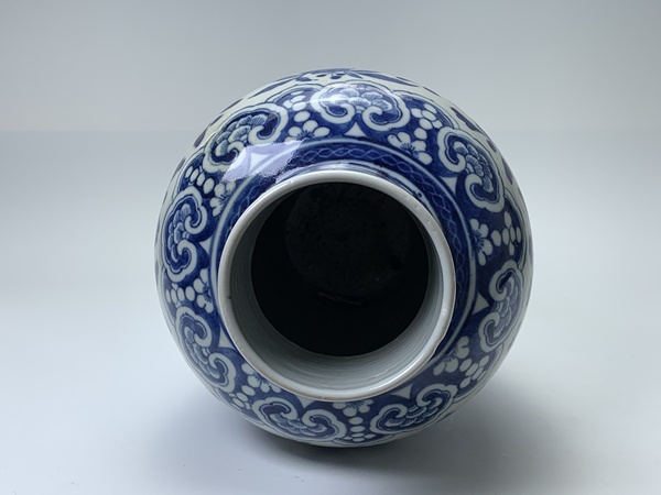 古玩陶瓷清晚期·青花雙龍穿花紋觀音瓶拍賣，當(dāng)前價(jià)格0元