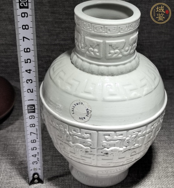 古玩陶瓷白釉夔龍紋花瓶真品鑒賞圖