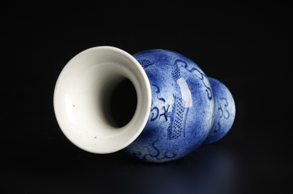 古玩陶瓷晚清·青花云龍三現(xiàn)紋觀音瓶拍賣，當(dāng)前價(jià)格448元
