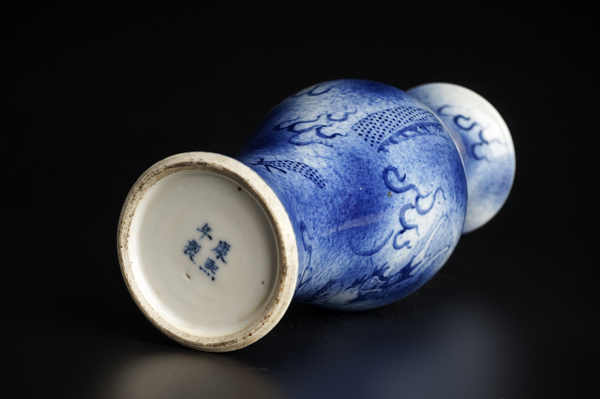古玩陶瓷晚清·青花云龍三現(xiàn)紋觀音瓶拍賣，當(dāng)前價(jià)格448元