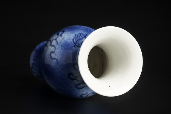 古玩陶瓷晚清·青花云龍三現(xiàn)紋觀音瓶拍賣，當(dāng)前價(jià)格448元