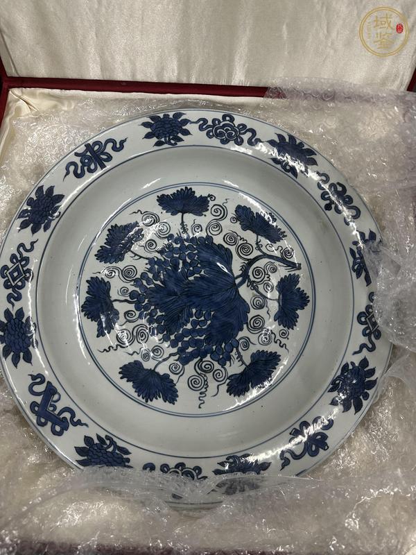 古玩陶瓷明晚期 青花葡萄紋折沿大盤真品鑒賞圖