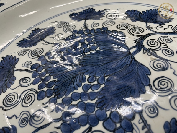古玩陶瓷明晚期 青花葡萄紋折沿大盤真品鑒賞圖