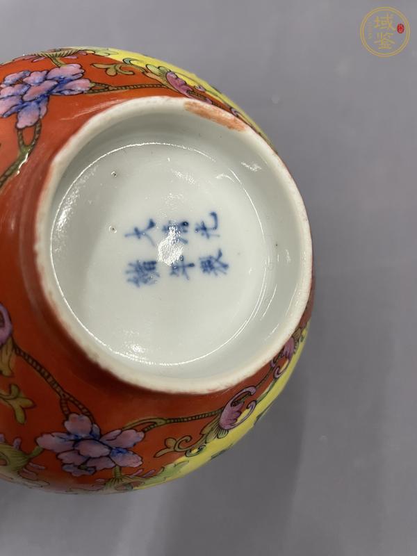 古玩陶瓷珊瑚紅釉黃地粉彩牡丹花卉紋碗真品鑒賞圖