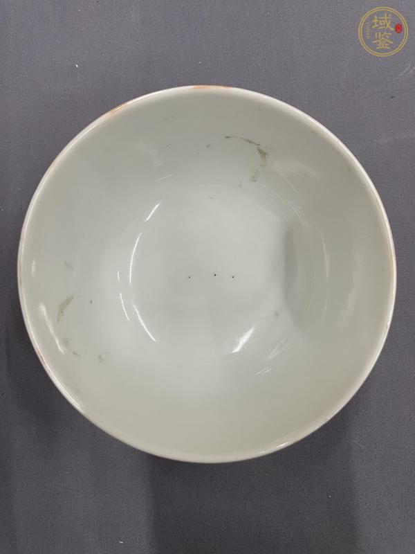 古玩陶瓷珊瑚紅釉黃地粉彩牡丹花卉紋碗真品鑒賞圖