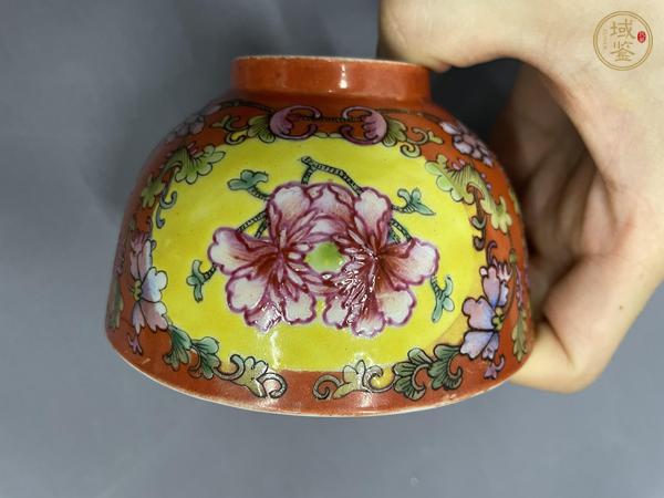 古玩陶瓷珊瑚紅釉黃地粉彩牡丹花卉紋碗真品鑒賞圖