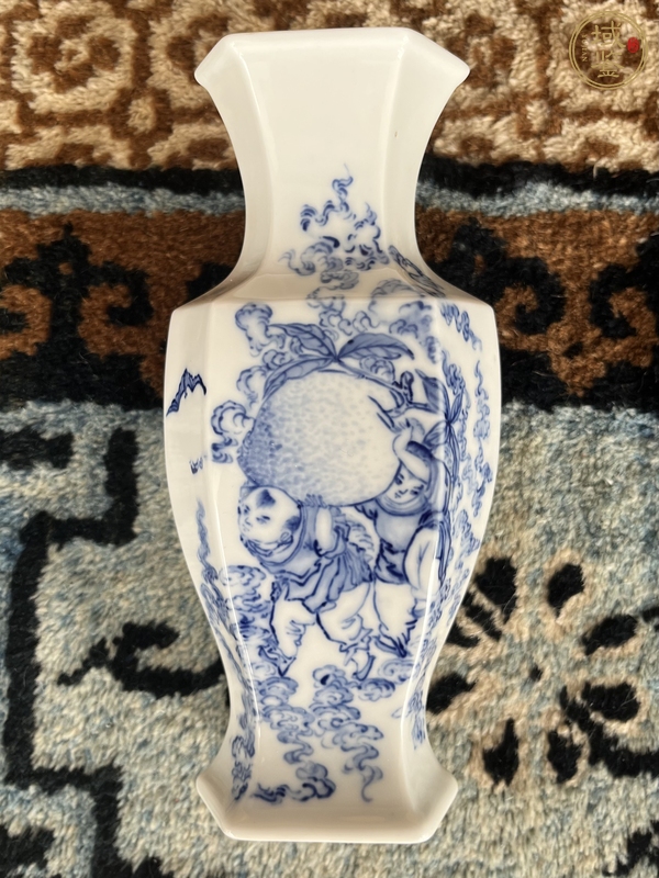 古玩陶瓷青花人物紋六方瓶真品鑒賞圖