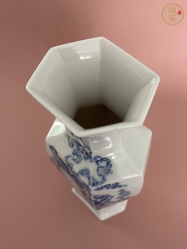 古玩陶瓷青花人物紋六方瓶真品鑒賞圖