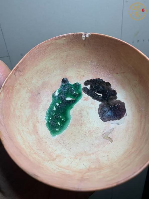 古玩明嘉靖黃釉暗刻花鳥紋臥足碗真品鑒賞圖