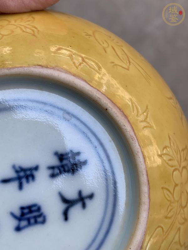 古玩雜項(xiàng)明嘉靖黃釉暗刻花鳥紋臥足碗真品鑒賞圖