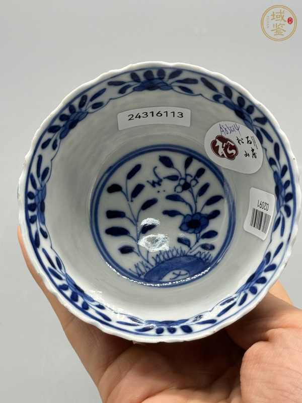 古玩陶瓷花卉紋青花杯真品鑒賞圖