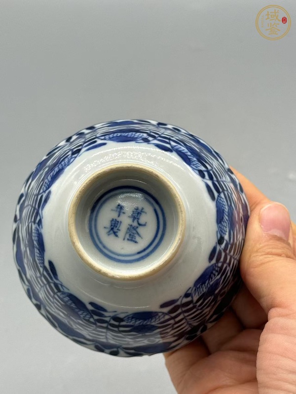 古玩陶瓷花卉紋青花杯真品鑒賞圖